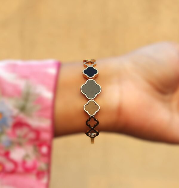 BRACLET WITH GOLD FINISHING